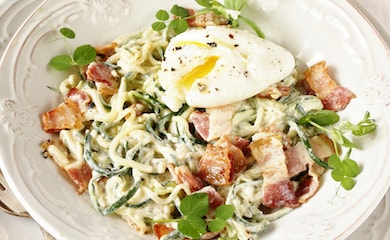 Creamy courgette and bacon pasta with egg