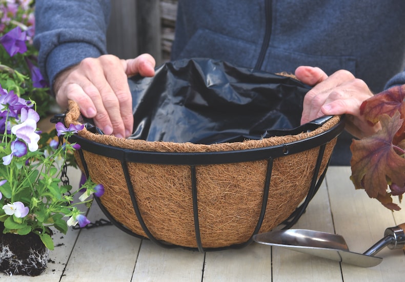 Fibre and metal hanging basket with liner