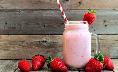 strawberry smoothie in a glass mason jar